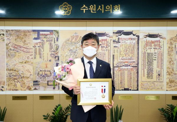 수원시의회 김정렬 문화체육교육위원장, 지방의정봉사상 수상