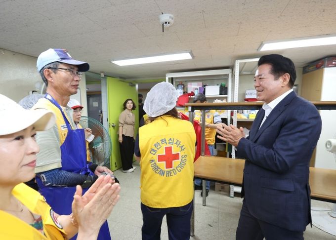 최대호 안양시장, 대한적십자사 ‘사랑의 여름김치 나눔행사’ 격려