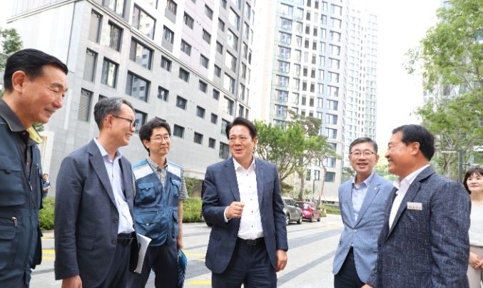최대호 안양시장을 비롯한 관계 공무원 등이 19일 오후 비산동 비산초교 주변지구 내 청년임대주택을 방문해 시설물을 점검했다