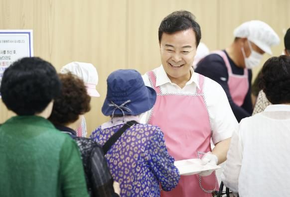김성제 의왕시장, 초복 맞이 경로식당 배식 봉사