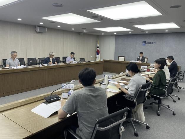 시청 상황실에서 수원시환경교육위원회 회의를 진행하고 있다.