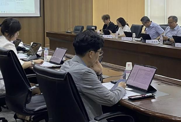성남시가 17일 시청 산성누리 회의실에서 태블릿PC를 이용한 '종이 없는' 건축위원회를 열고 있다