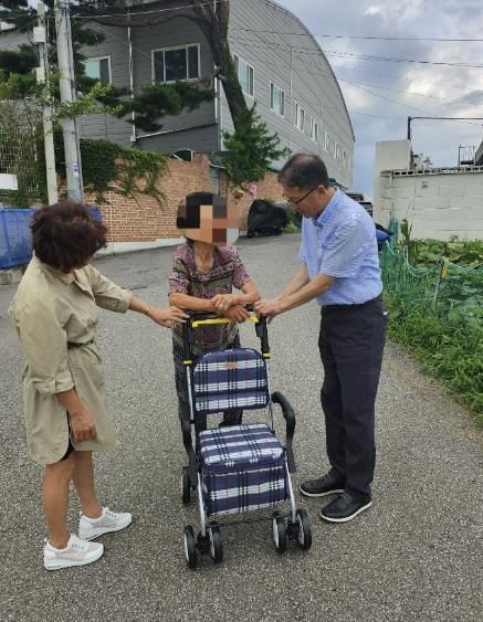 시흥시 매화동 지역사회보장협의체, 취약계층 어르신에 실버카 지원