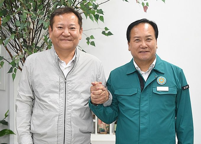 이권재 오산시장이 지난해 9월 이상민 행정안전부 장관을 만나 재난안전 및 생활환경 개선을 위한 주요 사업 필요성에 대해 설명하는 모습.