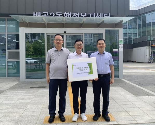 <strong>왼쪽부터 : 경기광역신문 박종규 기자, 동사모 방재영 회장, 신제승 동장)</strong>