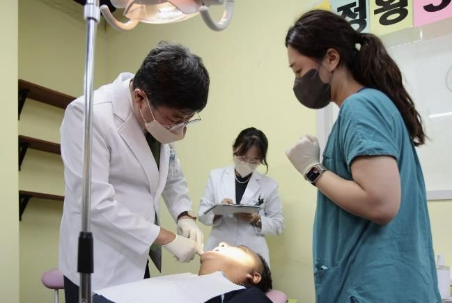 서울대학교치과병원, 시흥시 의료취약계층에 '찾아가는 치과 진료소' 진행
