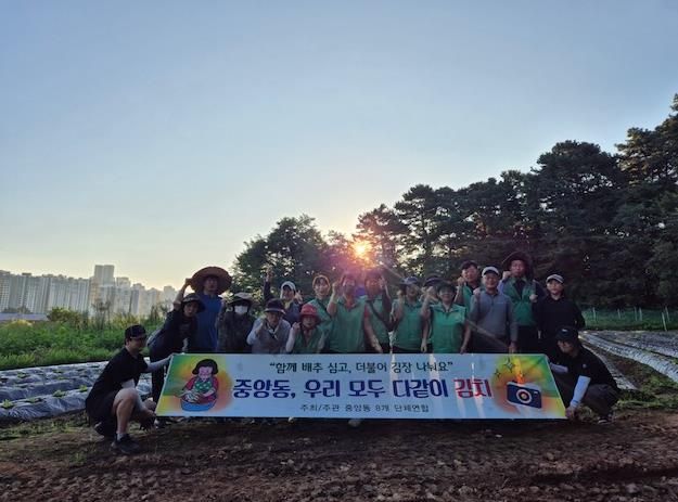 오산시 중앙동, ‘사랑의 김장 김치 배추 모종 심기’ 행사 실시