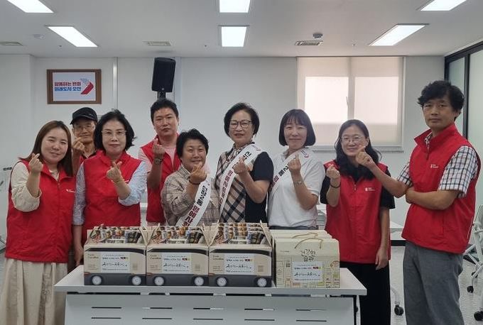 오산시 신장2동 명예사회복지공무원, 1인 가구 고립예방 ‘먹거리 꾸러미’ 전달