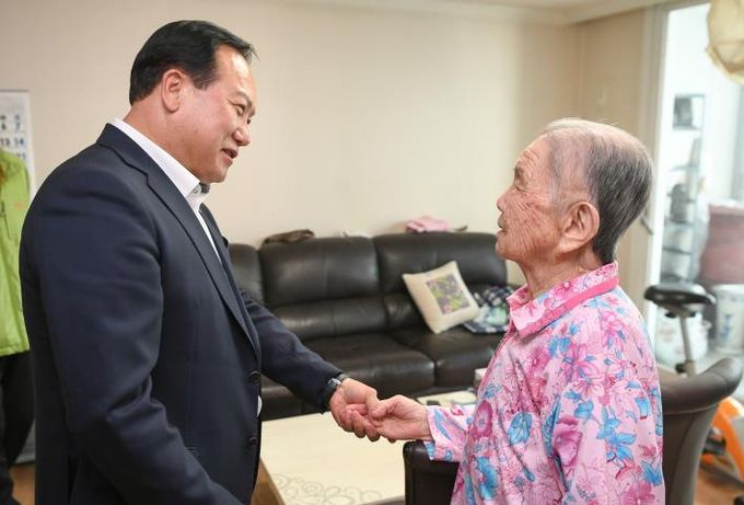 이권재 오산시장이 관내 노인을 찾아 위문하고 격려하고 있는 모습