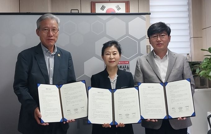 처인구 중앙동이 24일 미소아동발달센터와 취약계층 심리상담 지원 업무협약을 체결했다