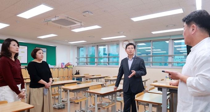 이상일 용인특례시장이 8일 초당중학교 교실에서 학교의 현안사안에 대해 이야기를 나누고 있다.