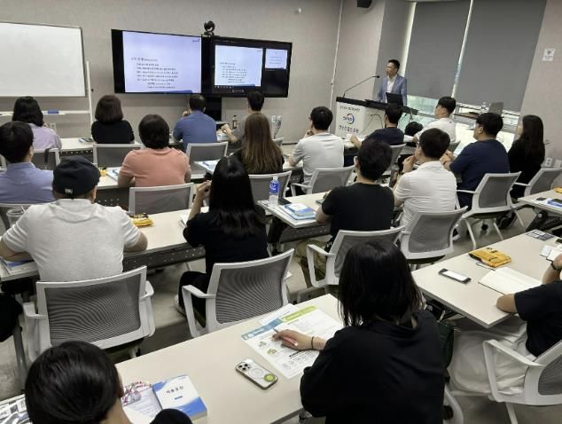 성남시가 지난 6월 25일 성남산업진흥원 소공인특화센터 교육실에서 진행한 사례 중심의 식품제조업체 대상 품질관리 맞춤교육 때