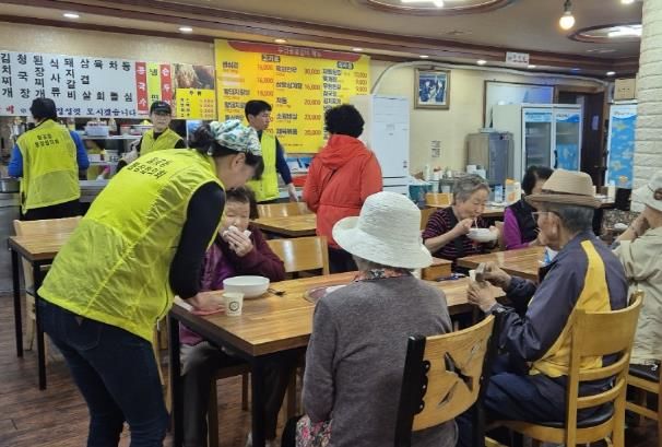 시흥시 월곶동 어울림경로당회장, 어르신 위한 따뜻한 국수 나눔 진행