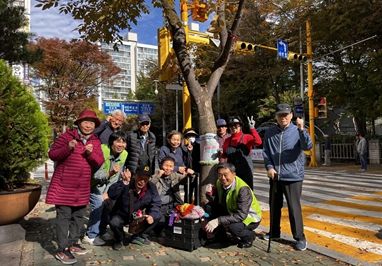 성남시 구미1동 경로당 회원 겨울 나무 옷 입히기 활동