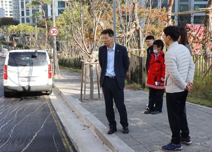 이문규 동안구청장이 호계동 일원에서 현장 개선방안을 찾고있다