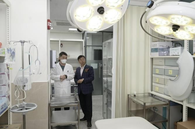 성남시립동물병원(수정구 수진동)서 수의사와 함께 시설 둘러보고 있는 신상진 성남시장