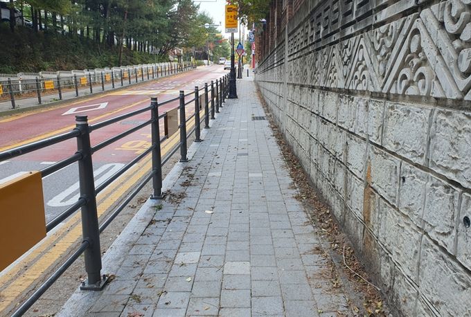 용인특례시 수지구 신촌초 진입 보행로 절반을 차지했던 교통 표지판 철주가 제거된 인도 전경