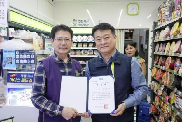 안심사업장 인증식을 전달하는 손영태 센터장