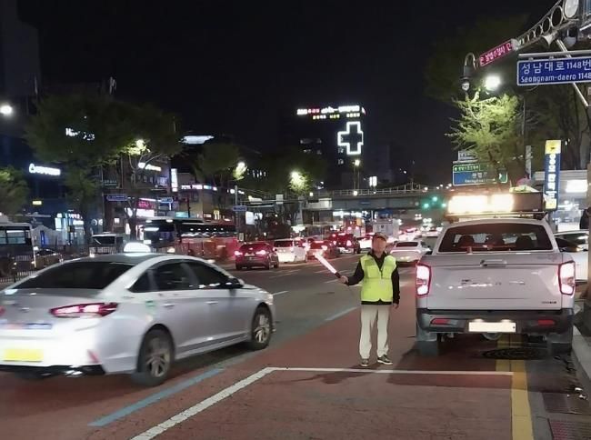 성남 모란역 인근에서 관외택시 불법 영업 단속 중