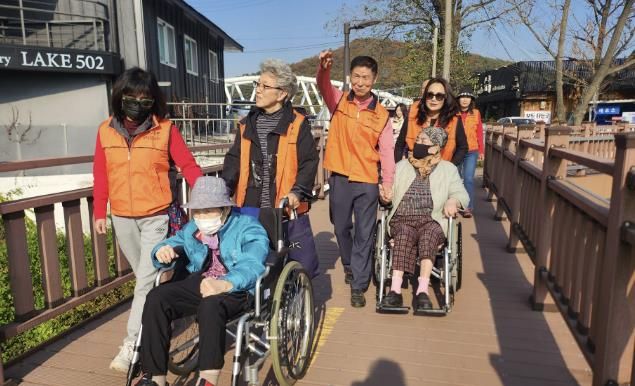 의왕시 내손2동 지역사회보장협의체, 어르신과 행복한 동행‘가을 나들이’운영