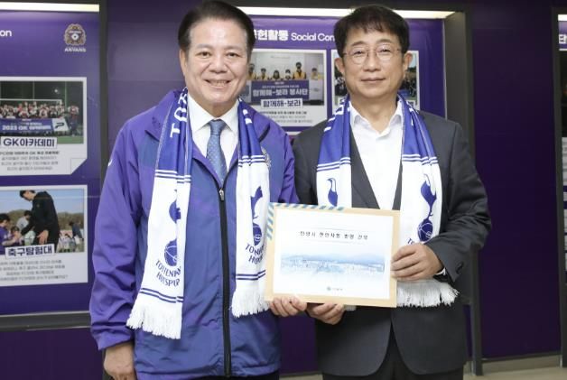 최대호 안양시장(왼쪽)이 지난 16일 박상우 국토교통부 장관을 만나 추진 중인 신규 철도노선 등의 주요 현안사업을 건의했다