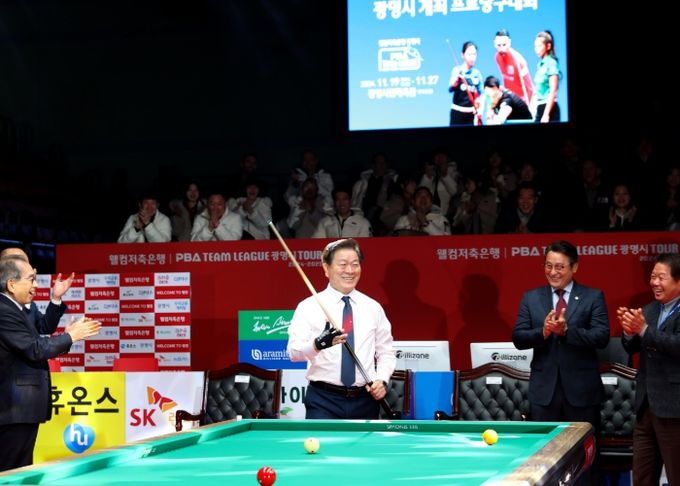 박승원 광명시장이 19일 광명시민체육관에서 열린 프로당구 팀리그 4라운드 개막식에 참석해 시타하고 있다.