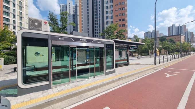 용인특례시가 한숲4단지 버스정류장을 스마트 환승정류장으로 설치했다