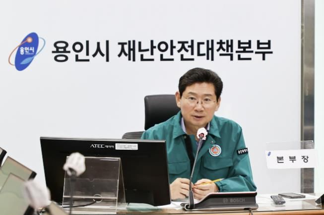이상일 용인특례시장은 28일 오전 시청 재난안전상황실에서 폭설 대응 비상대책회의를 주재하고 제설작업에 총력을 다해줄 것을 당부했다.