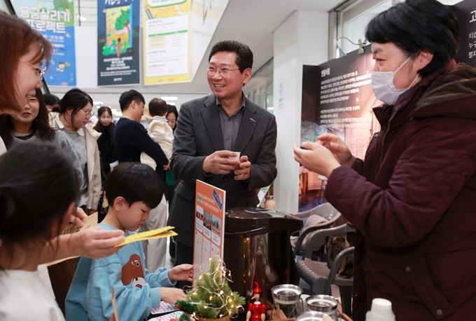 이상일 용인특례시장은 30일 오후 처인구 삼가동 용인어린이상상의 숲 지하 1층에서 열린 ‘2024 용인 문화도시 플랫폼 축제’ 현장을 방문해 시민들과 소통했다.
