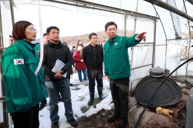 이상일 용인특례시장이 3일 폭설피해 농가를 방문해 피해 상황을 살피고 농장주를 위로하고 있다.