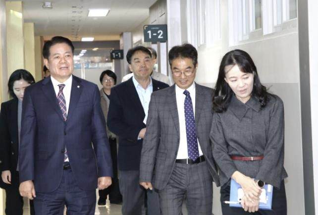 최대호 안양시장(왼쪽)이 지난 3일 안양여자고등학교를 방문해 고교학점제 준비 상황을 살폈다