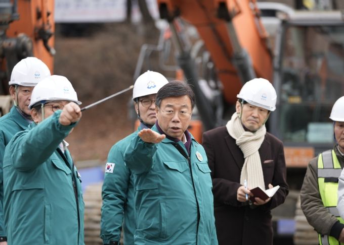 신상진 성남시장, 탄천 교량 복구 공사 현장 순찰