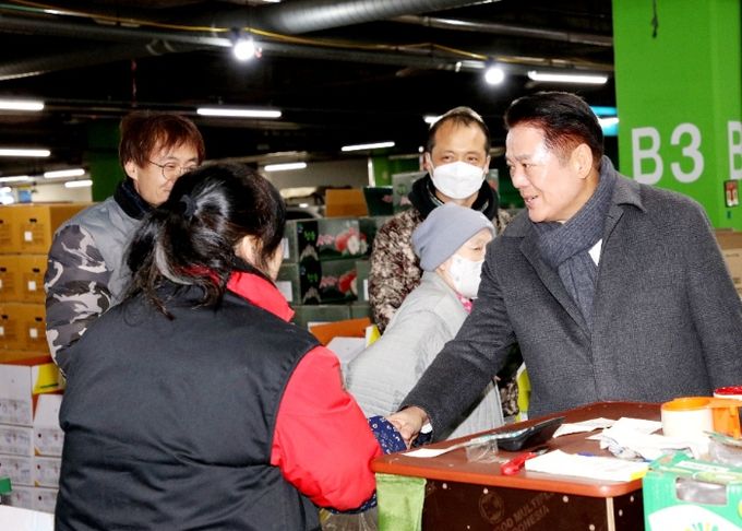 최대호 안양시장(오른쪽)이 19일 오후 1시20분 안양농수산물도매시장 임시영업장을 방문해 중도매인들을 격려하고 있다