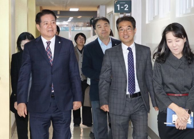 최대호 안양시장은 지난 3일 안양고등학교에 방문해 고교학점제 준비상황 등 현장 의견을 청취했다