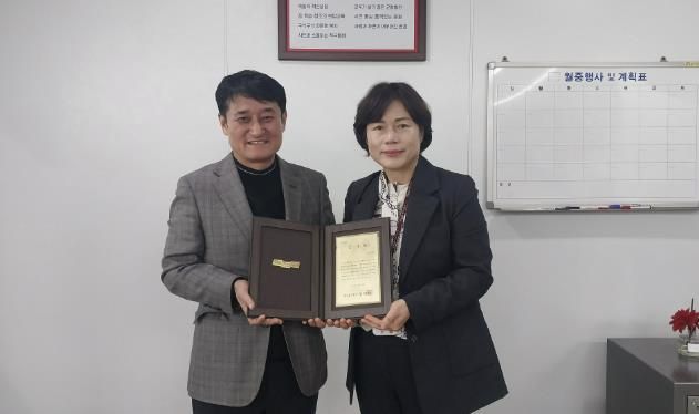 용인특례시가 '기초지자체 교육협력사업 유공기관'으로 선정돼 표창을 받았다