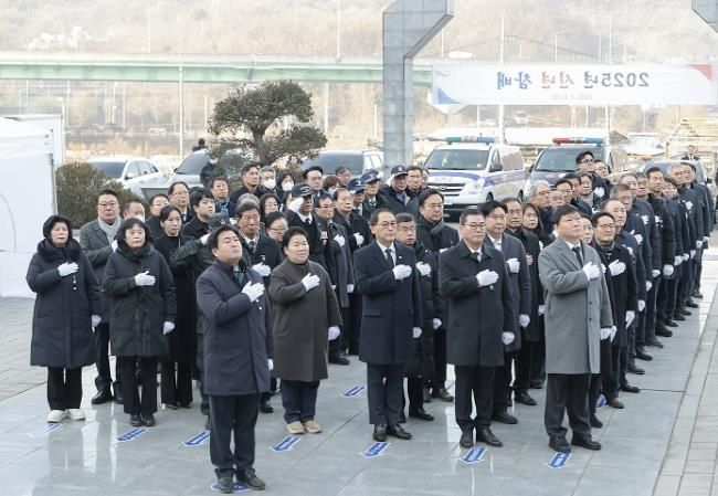 임병택 시흥시장, 신년 첫 일정으로 현충탑 참배