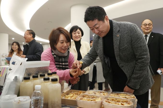 경기도의회 김진경 의장, 설 맞이 노인일자리 생산품 판매행사장 방문