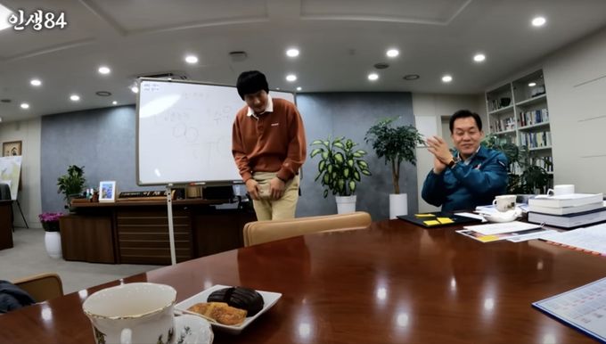 기안84의 유튜브채널 인생84에 출연한 이재준 수원시장.