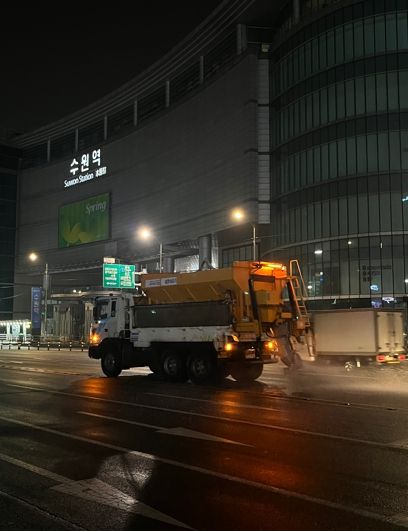 수원시가 블랙아이스 발생에 대비해 1일 새벽 제설 작업을 하고 있다.
