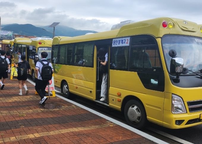 통학버스를 이용하고 있는 삼계고등학교 학생들