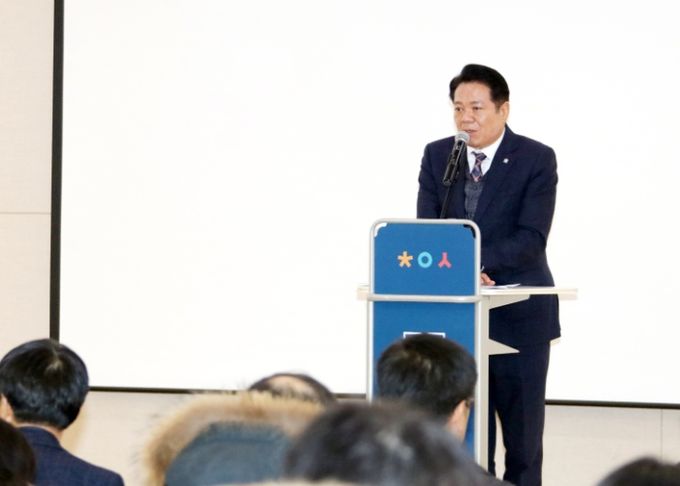 최대호 안양시장이 5일 안양아트센터에서 열린 안양미래교육협력지구 사업설명회에서 인사말을 하고 있다