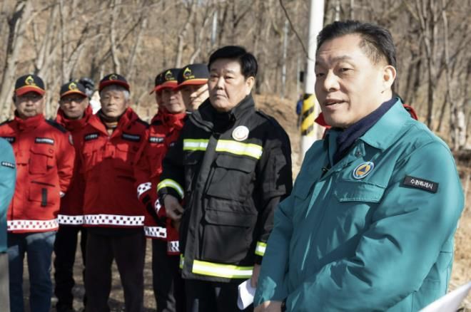 광교산을 찾은 이재준 수원시장이 산불종사원들을 격려하고 있다.