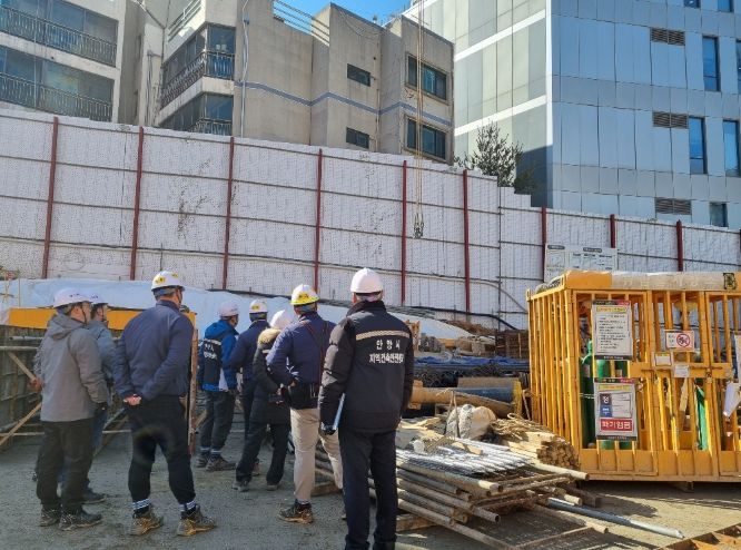 2월 18일 안양5동의 한 건축공사장에서 실시된 안전점검