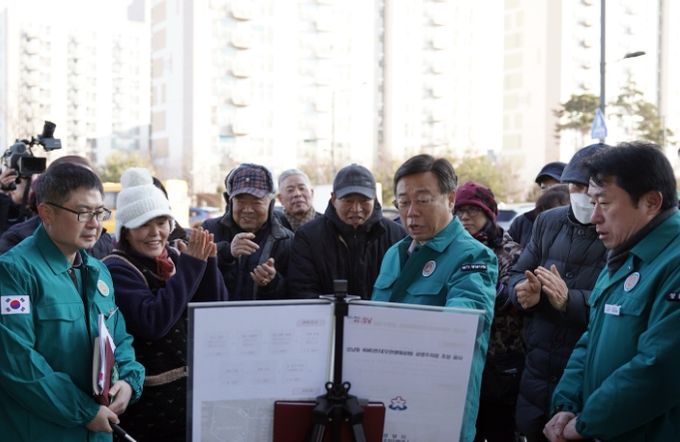 신상진 성남시장이 24일 모란시장 상인들에게 모란생태공원 지평식 주차장 사업에 대해 설명하고 있다.