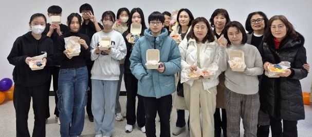 광명시 광명5동 청소년지도협의회는 지난 25일 광명5동 행정복지센터 대회의실에서 청소년지도협의회 위원들과 관내 청소년 9명이 참여한 가운데 비누 만들기 행사를 개최했다.