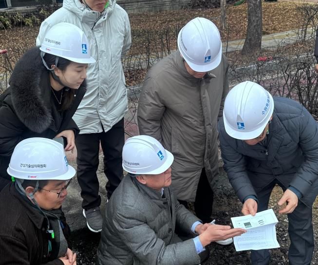덕영대로에서 ‘시설안전 기술컨설팅’을 진행하는 모습
