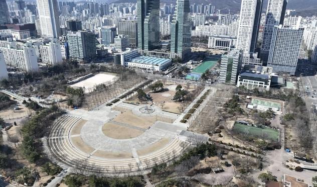 안양시 드론으로 촬영한 평촌중앙공원 및 시청 전경 사진