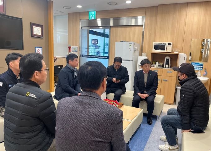 오후석 행정2부지사가 9일 의정부성모병원에서 포천 포탄 오발사고 피해자 보호자들을 면담하고 있다.