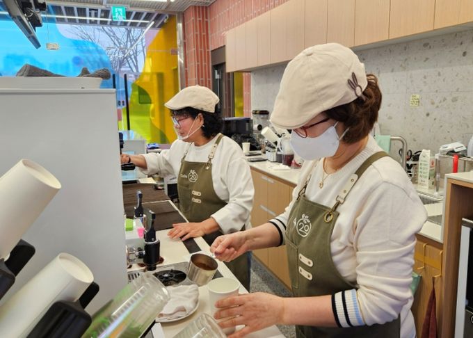 광명시청 정문 안내실에 위치한 '카페(CAFE)-20 시청정문점'에서 어르신 바리스타가 커피를 내리고 있다.