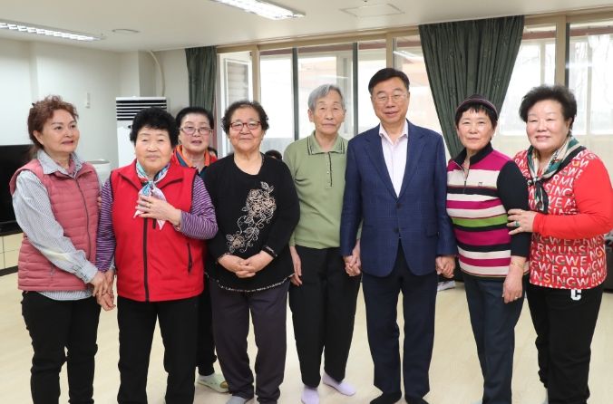 신상진 성남시장, 위례중앙경로당 방문해 어르신들과 소통